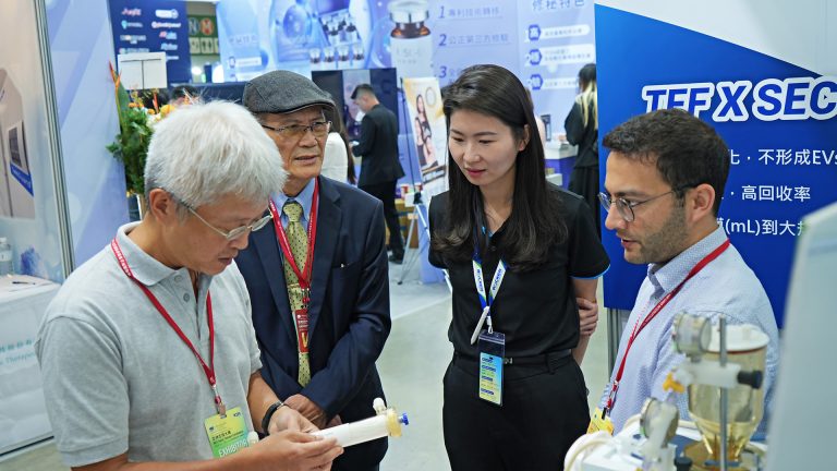 生技展現場說明ROCKER與HBM合作的切向流過濾系統(tǒng)-768x432.jpg